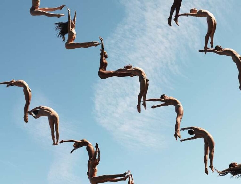 rob woodcox, se muestran artistas formando figuras geometricas con el cuerpo